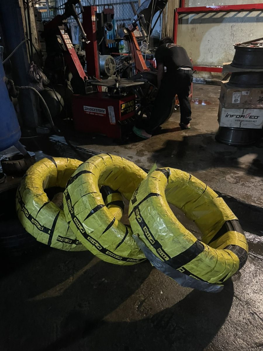 CÓ NÊN THAY LỐP XE Ô TÔ THEO CẶP HAY KHÔNG?